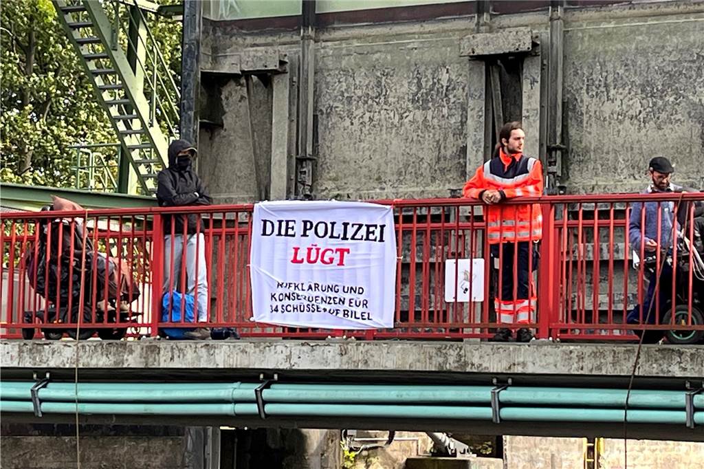 Aktivisten blockieren Schleuse in Flaesheim: Schiffsverkehr lahmgelegt Die Schleusenbrücke wurde besetzt und die Technik lahmgelegt.