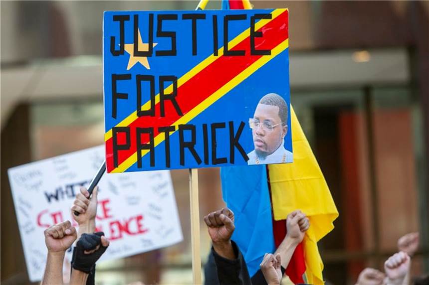 USA: Wieder stirbt ein Schwarzer bei brutalem Polizeieinsatz Aktivisten demonstrieren in Grand Rapids im US-Bundestaat Michigan für Patrick Lyoya. Einmal mehr sorgt ein tödlicher Polizeieinsatz in den USA für Aufregung, bei dem ein schwarzer Mann gewaltsam ums Leben kam.