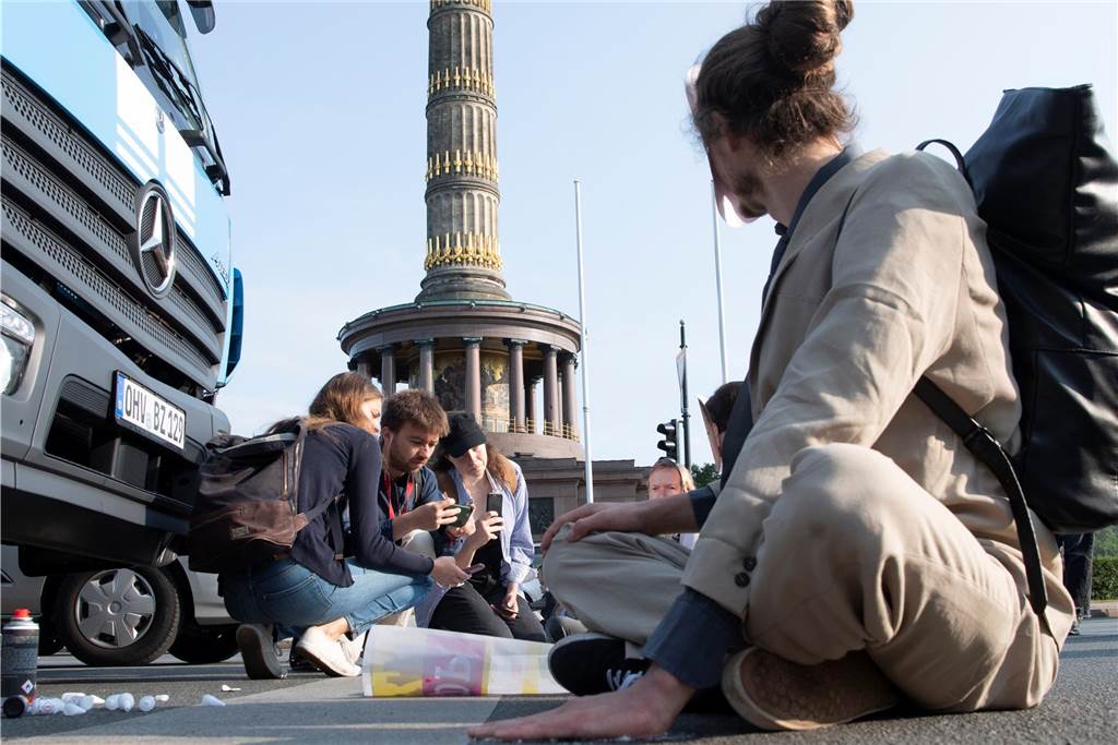 Letzte Generation plant Aktionen in ganz Deutschland: Diesen Freitag startet der Protest Aktivisten der Gruppe Letzte Generation blockieren die Fahrbahnen rund um die Siegessäule.