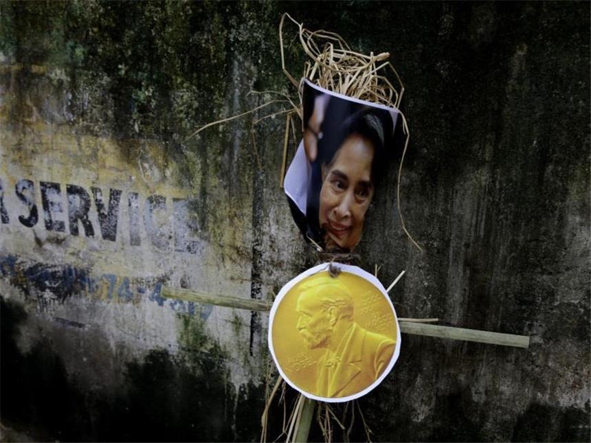 Massenflucht der Rohingyas alarmiert Hilfsorganisationen Aktivisten in Kalkutta haben ein Foto der myanmarischen "Staatsrätin" und Außenministerin Aung San Suu Kyi zum Verbrennen aufgestellt. Der Friedensnobelpreisträgerin wird von verschiedenen Seiten Tatenlosigkeit vorgeworfen. Foto: Bikas Das