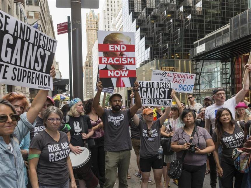 Trumps späte Einsicht kann Proteste nicht stoppen Aktivisten und Demonstranten protestieren in New York.