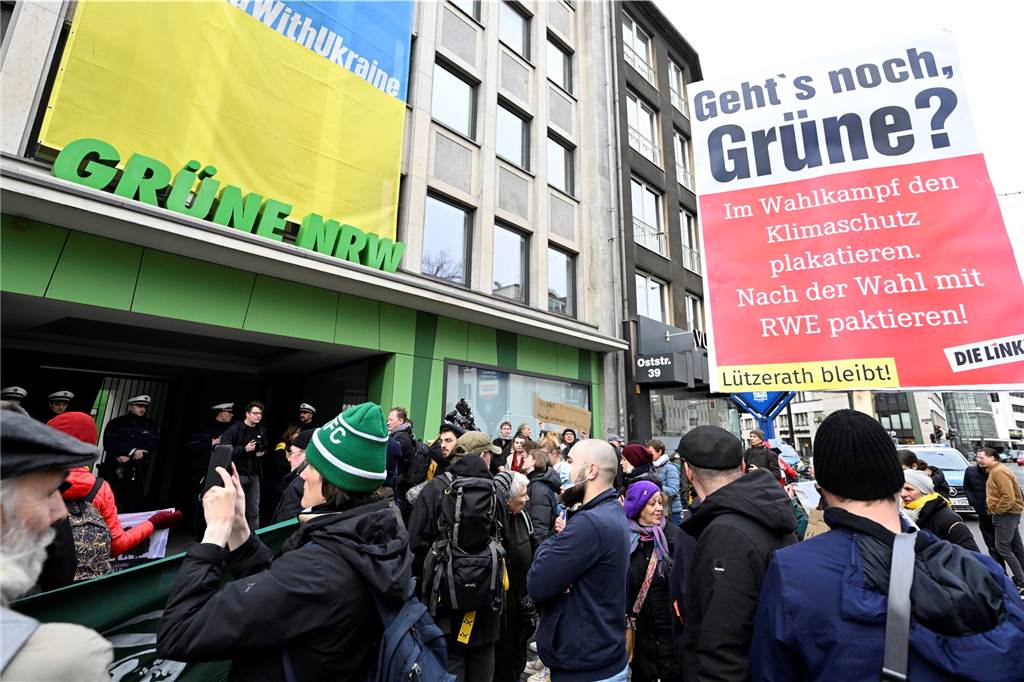 Lützerath-Räumung bis tief in die Nacht: Aktivisten betonieren sich ein Aktivisten verschiedener Umweltinitiativen protestieren vor der Grünen Parteizentrale in Nordrhein-Westfalen.
