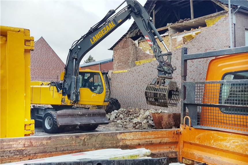 Mit Video: Vorbereitungen für den Abriss des Unglücks-Haus nach Sturmschaden laufen an Aktuell (10 Uhr) werden am Unglückshaus die Vorbereitungen für die Abrissarbeiten getroffen.