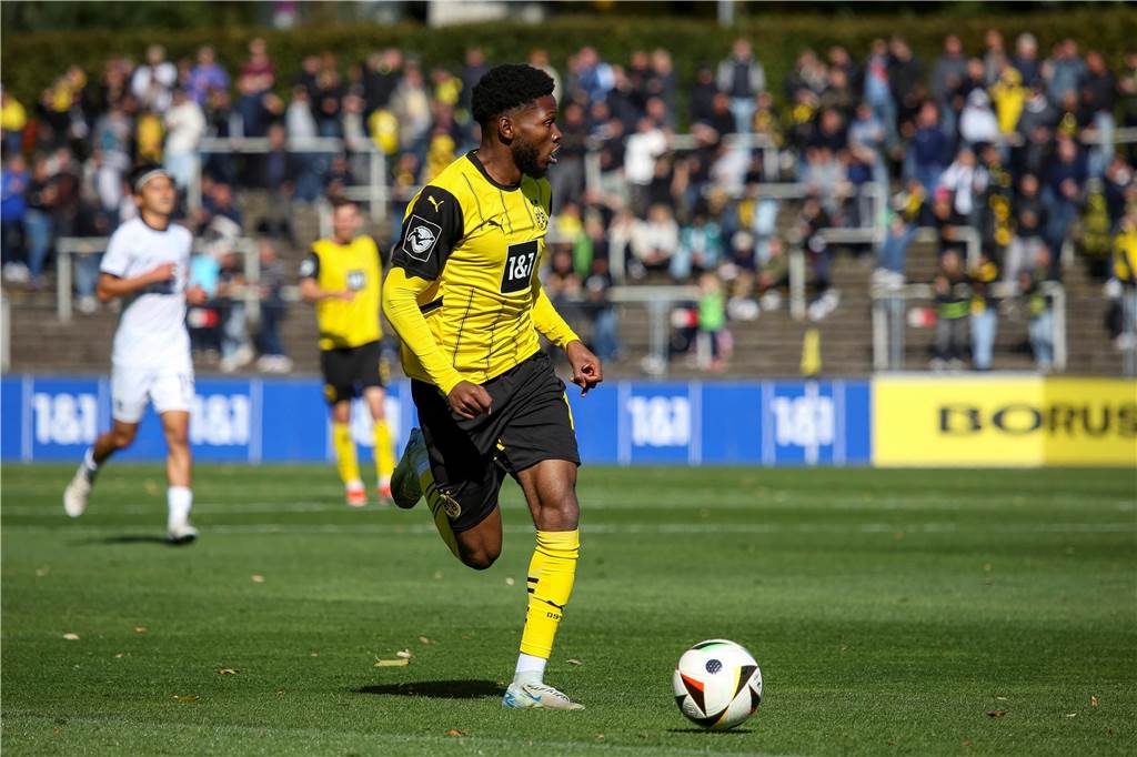 BVB-U23 rutscht nach 1:2 weiter ab – Eberwein schlägt Alarm: „Haben uns nicht mehr gewehrt“ Rodney Elongo-Yombo führt den Ball.