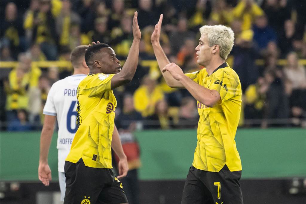 Potenzielle BVB-Abgänge im Winter: Zwei Kandidaten kristallisieren sich heraus Youssoufa Moukoko klatscht mit Giovanni Reyna ab.