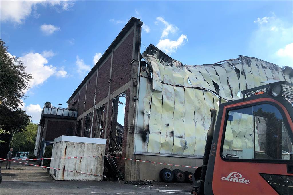 Lagerhalle in Flammen: „Ich hatte große Angst um unsere Wohnung“ Aktuell besteht Einsturzgefahr. Der Brandort ist abgeriegelt.