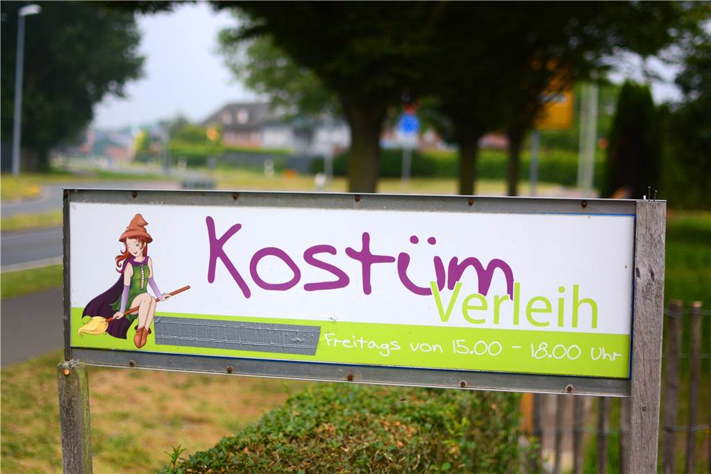 Zwei Frauen suchen dringend einen neuen Besitzer für über 1000 Kostüme Aktuell drei Stunden in der Woche – immer freitags – ist der Kostümverleih geöffnet.