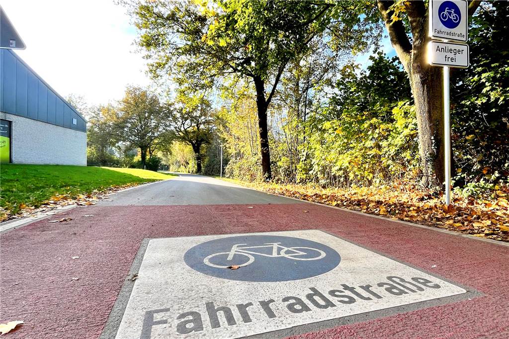 Arbeiten zwischen Ahaus und Wessum: Raiffeisenstraße bis Mai 2025 gesperrt Die Fahrradstraße am Ottensteiner Weg ist mit Schildern und Piktogrammen auf der Straße markiert.