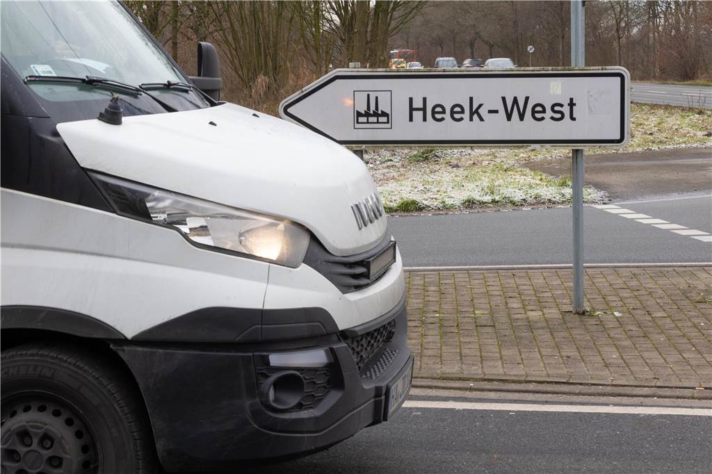 Verkehrsengpässe in Heek-West: Doppelte Entschärfung geplant Ein Transporter steht auf einer Straße