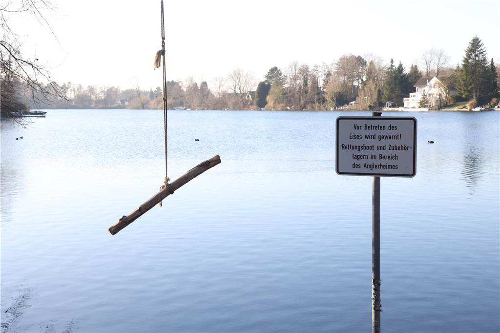 DLRG informiert über Gefahr durch zugefrorene Gewässer und Seen Aktuell ist der Ternscher See nicht zugefroren. Falls es dazu kommen sollte, gibt es Hinweisschilder vor Ort: „Vor Betreten des Eises wird gewarnt“, steht dort gut sichtbar.