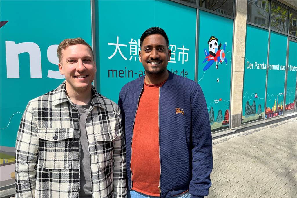 Neuer Asia-Markt in Dortmunds City soll im Juni eröffnen Aktuell ist die Fensterfront des Asia-Marktes noch mit Folie abgeklebt. In einigen Wochen wird sich das ändern, versichern Ole Buchholz und Suthan Balachandran von der Firma Tains.