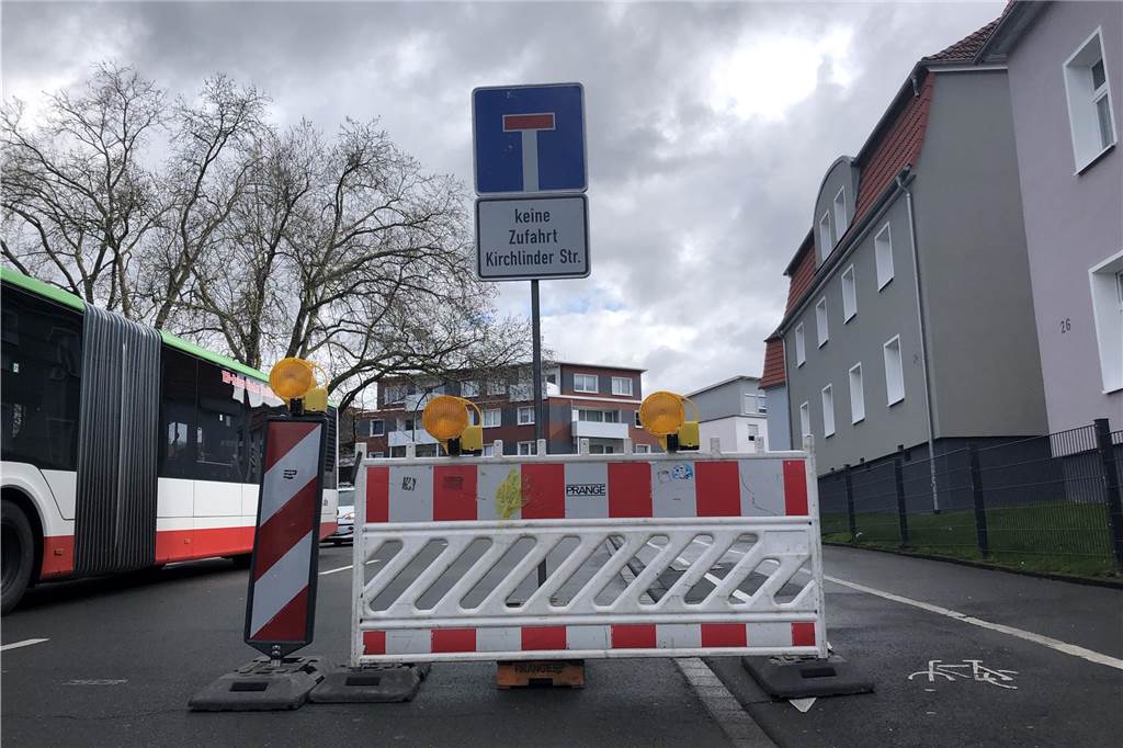 Baustelle auf Frohlinder Straße sorgt für Rückstau bis Castrop-Rauxel Aktuell ist die Zufahrt zur Kirchlinder Straße für den Verkehr gesperrt.