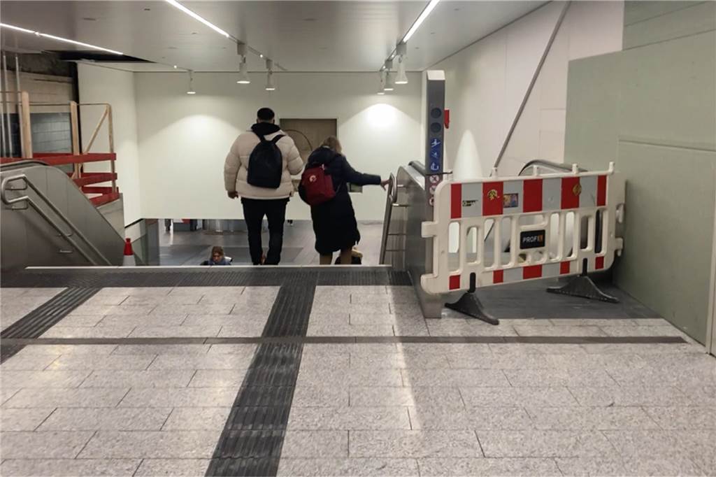 Aktuell ist zwischen Bahnhofs- und Stadtbahn-Ebene nur die Treppe nutzbar. Rolltreppen und Aufzug sollen bald folgen.