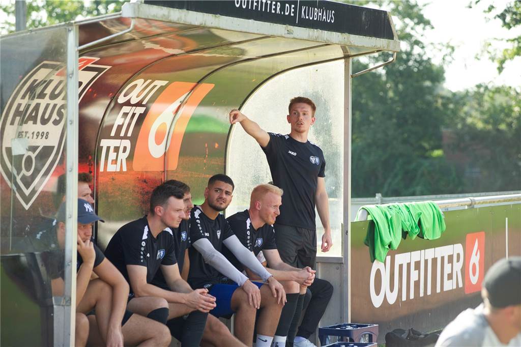 Aktuell kommt Patrick Brinkert (2.v.r.) noch eher von der Bank. Bei hundert Prozent ist der Spieler des TuS Haltern am See noch längst nicht, sagt er.