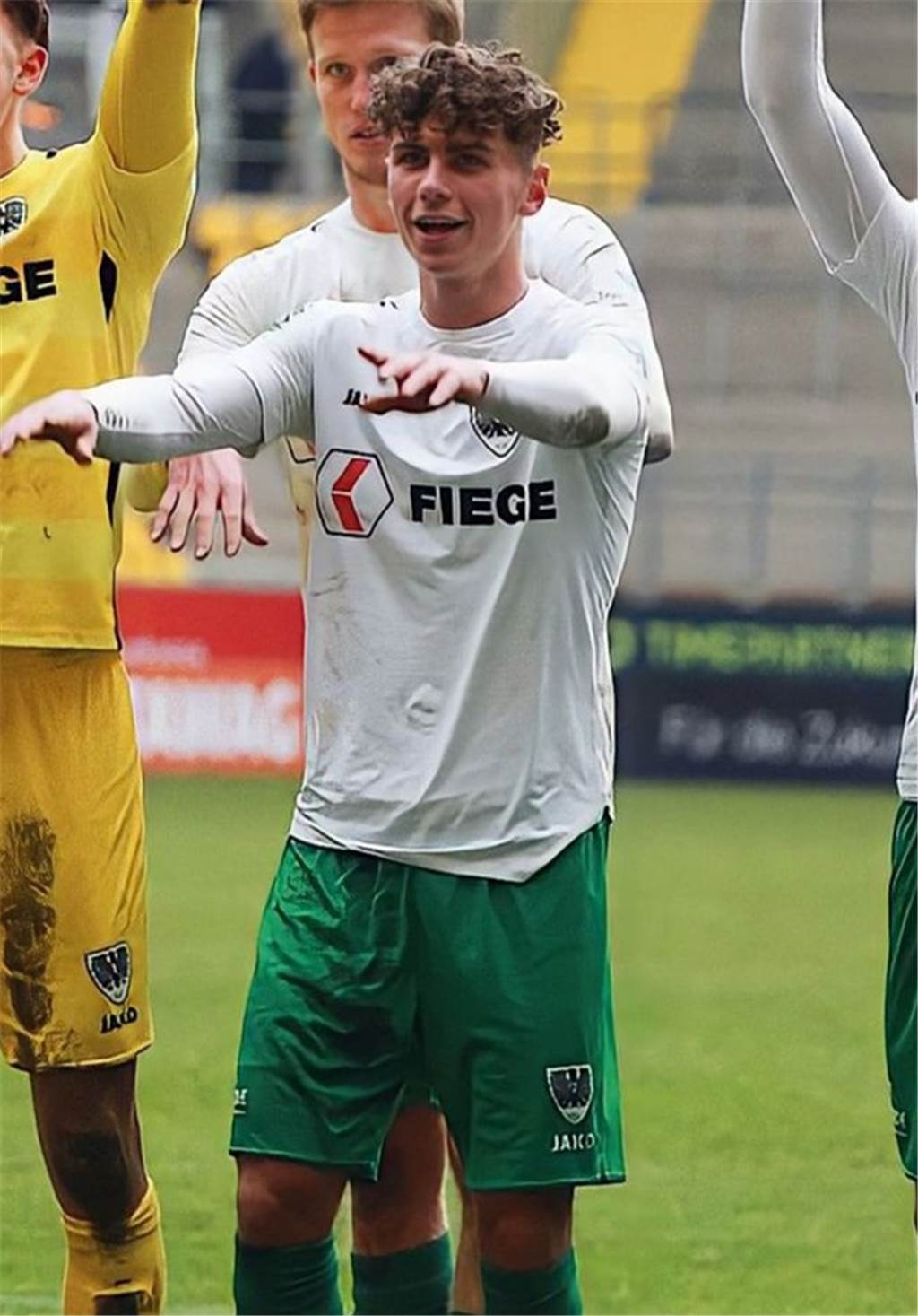 Maxim Schröder im Interview: „Weg in die 2. Liga vielleicht dort ein bisschen einfacher“ Aktuell läuft Maxim Schröder noch für Preußen Münsters U19 auf, sammelte dort in dieser Saison durchschnittlich mehr als einen Scorer pro Spiel.