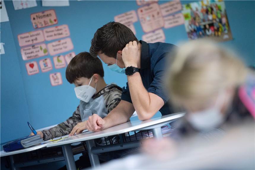 Corona und Schule: Ab April entfällt die Maskenpflicht Aktuell müssen Schüler und Lehrer Masken im Unterricht tragen. Das soll sich bundesweit ab April ändern.