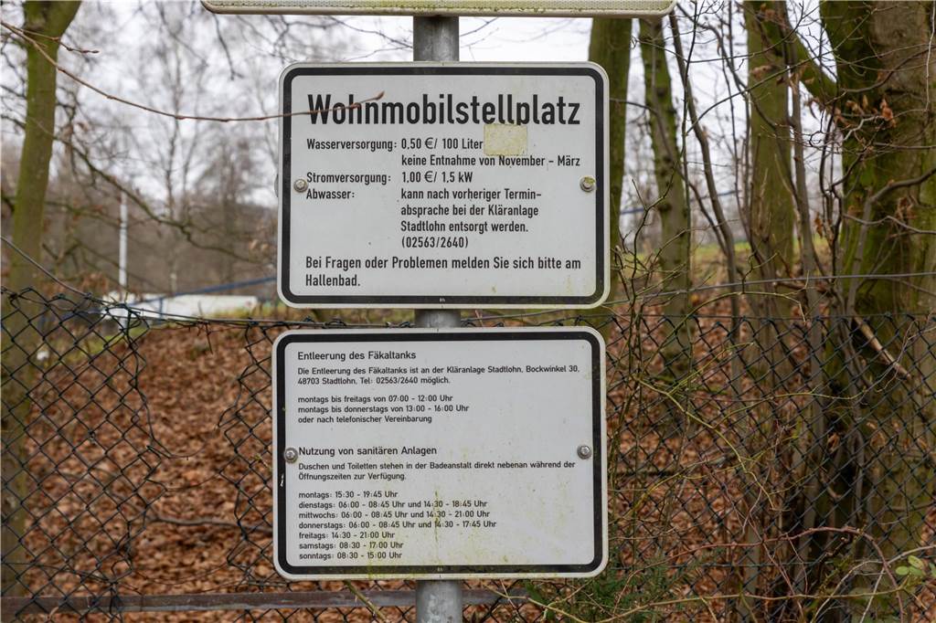 „Schmuckstück“ Wohnmobilstellplatz: Lange Diskussion um Standort und Folgekosten Hinweistafel am Wohnmobilstellplatz