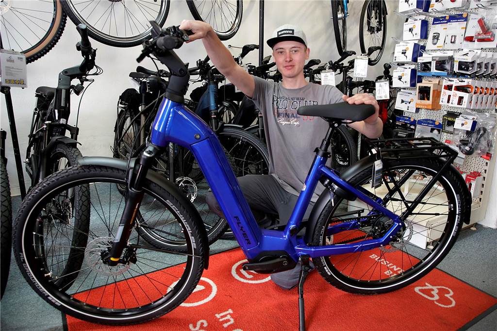 Halterner Fahrradhändler: Es läuft noch nicht alles rund Niklas Klaus kniet hinter einem E-Bike.