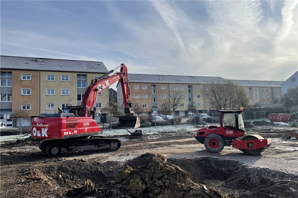 Drei neue Mehrfamilienhäuser in Lütgendortmund: Baubeginn im Frühjahr Aktuell werden auf dem Areal an der B235 die Kabelanschlüsse gelegt.