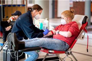 Einer Person wird Blut abgenommen