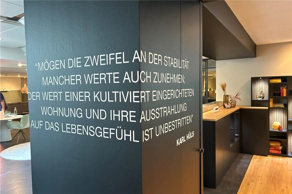 Pfeiler mit Schriftzug in der Hülsta-Ausstellung