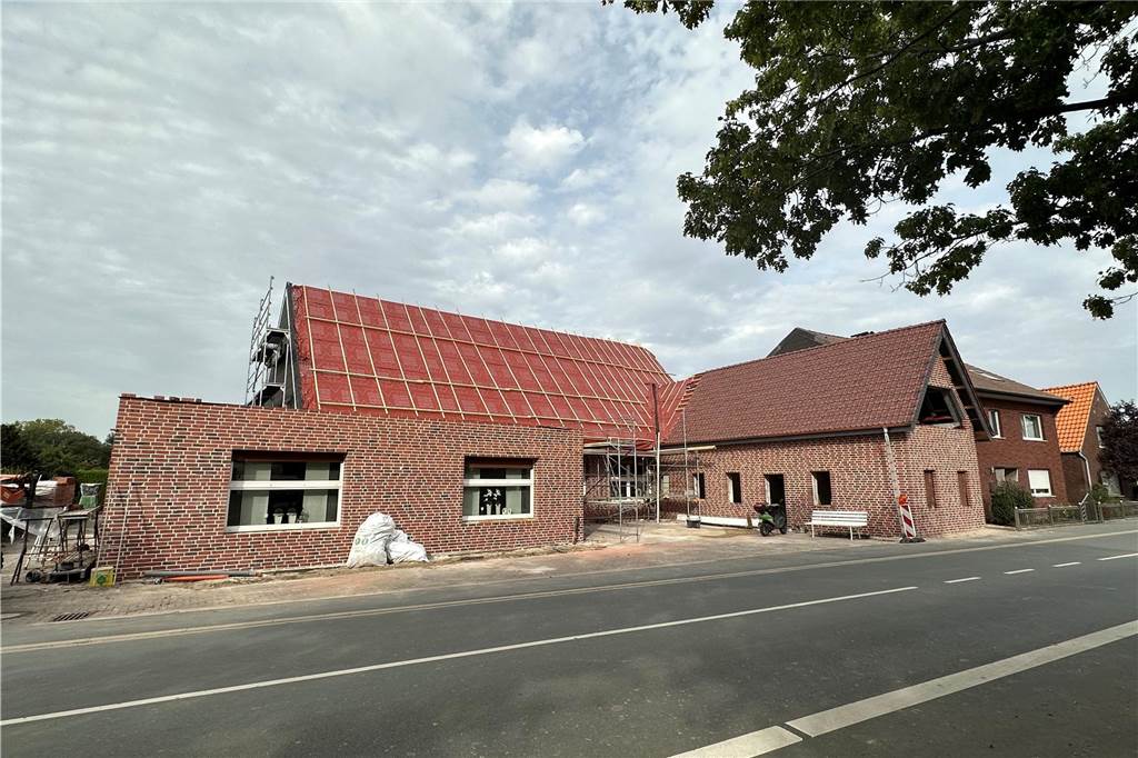 Arbeiten am Jakobsbrunnen: Umbau schreitet voran Aktuell wird das Dach der Gaststätte Jakobsbrunnen erneuert. Auch die Hausfassade wurde neu verklinkert.