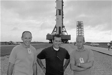Alan Bean (L), Richard Gordon und Charles Conrad im September 1969 in Cape Kennedy vor der Raumfähre Saturn 5. Foto: Jim Bourdier/AP