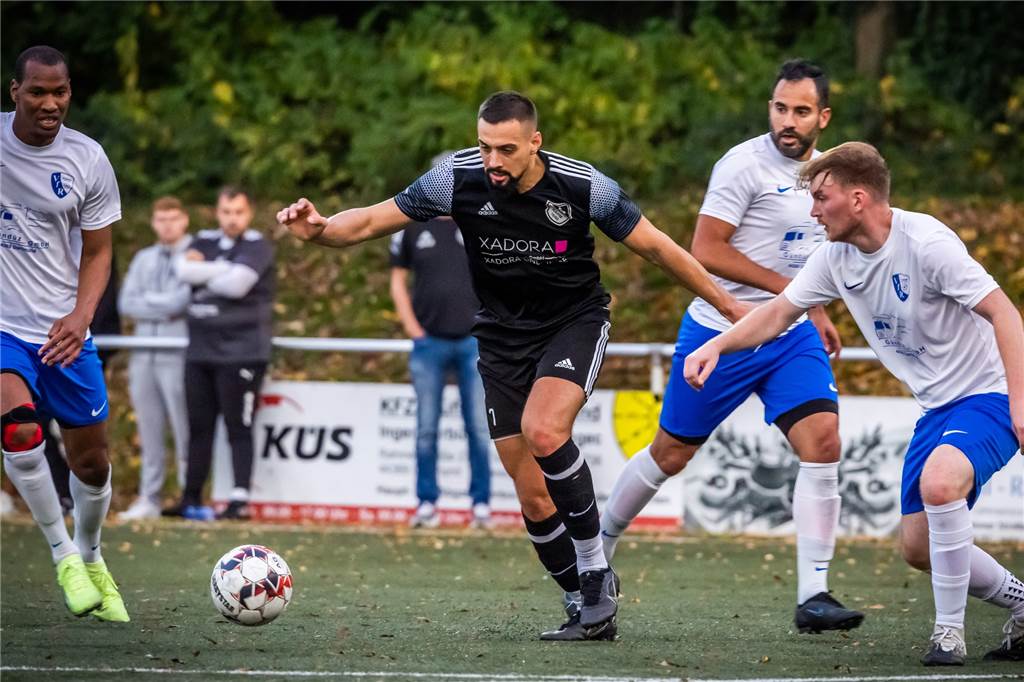 TuS Rahm: Sportlicher Leiter nach Trainer-Abschied schockiert: „Das tut persönlich weh“ Alan Michna (schwarzes Trikot) ist nicht nur gemeinsam mit Dennis Lauth Spielertrainer, sondern auch der beste Torjäger des TuS Rahm in der laufenden Saison (neun Tore).