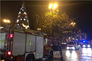 Alarm am riesigen Weihnachtsbaum auf dem Dortmunder Weihnachtsmarkt: Die Feuerwehr rückte am Mittwochabend an.