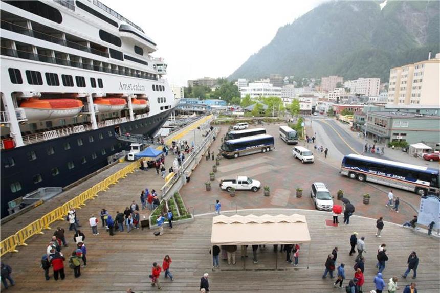 USA-Infos: Gefängnis-Museum, Kinderzoo, Alaska-Kreuzfahrten Alaska erwartet in diesem Jahr eine Rekordzahl an Kreuzfahrtgästen - hier legt ein Schiff von Holland America Line in Juneau an. Foto: Brian Adams/State of Alaska