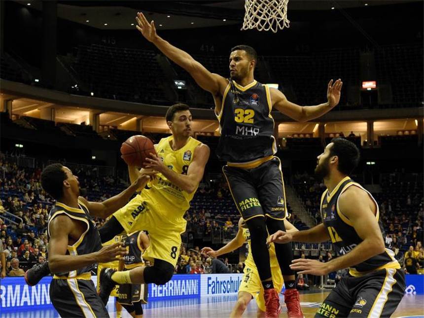Fünfter Pokal-Triumph für Bambergs Basketballer ALBA Berlin gewann das Spiel um Platz drei gegen Ludwigsburg mit 84:70. Foto: Rainer Jensen