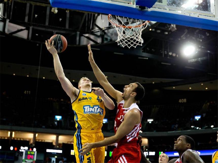ALBA holt ersten Sieg in Finaleserie gegen Bayern ALBA-Center Leon Radosevic (l) kommt gegen Yassin Idbihi zum Abschluss. Foto: Kay Nietfeld