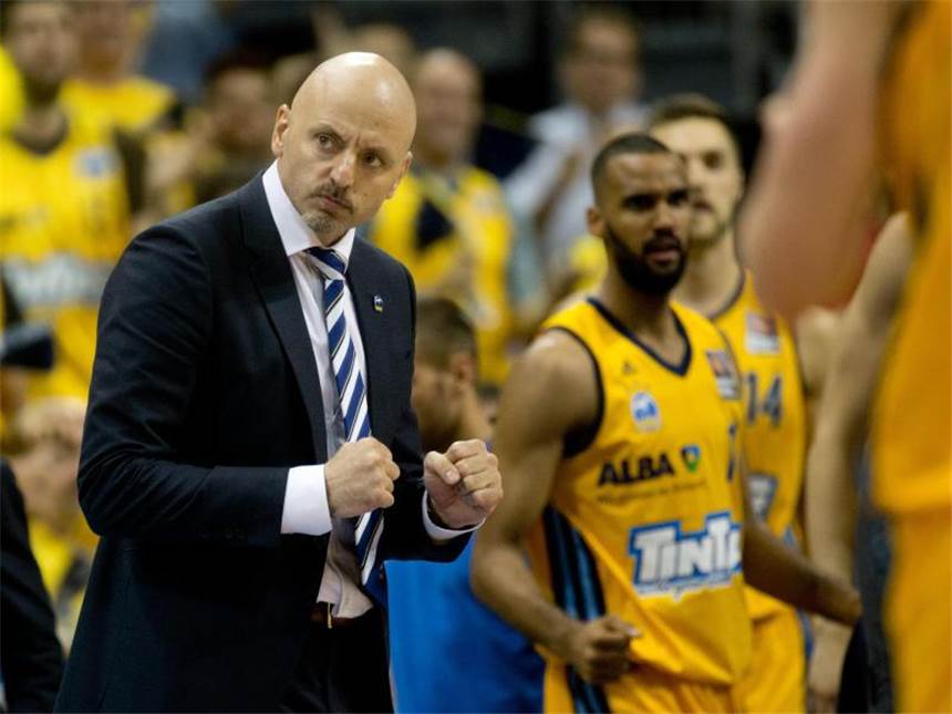 ALBA nach Offensivspektakel zurück im Titelkampf ALBA-Coach Sasa Obradovic ballte nach dem Sieg die Fäuste. Foto: Kay Nietfeld