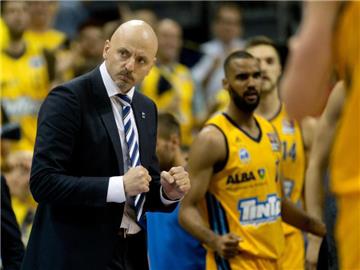ALBA-Coach Sasa Obradovic ballte nach dem Sieg die Fäuste. Foto: Kay Nietfeld