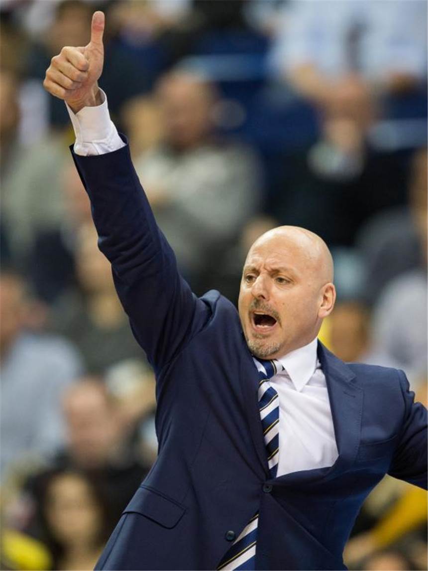 Sieg über Málaga: ALBA nähert sich EL-Zwischenrunde ALBA-Coach Sasa Obradovic trieb seine Spieler an. Foto: Lukas Schulze