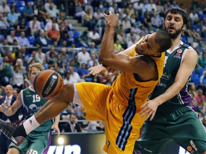 ALBA verliert in Malaga - Entscheidung in letzter Sekunde ALBA-Kapitän Alex King (l) verliert den Ball gegen Stefan Markovic. Foto: Jorge Zapata