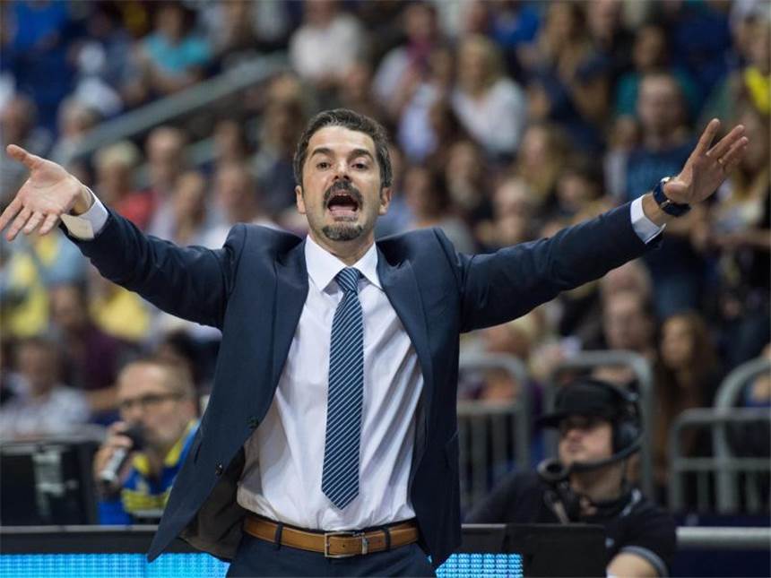 ALBA und Bayern starten mit Siegen Albas Cheftrainer Ahmet Caki hat seinen eigenen Stil. Foto: Annegret Hilse/