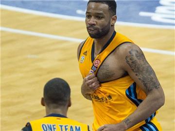 ALBAs Matchwinner Reggie Redding (r) markierte die Punkte in der Schlusssekunde gegen Malaga. Alba Berlin gewinnt 79:78. Foto: Lukas Schulze