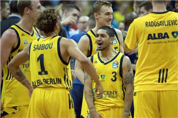 Albas Peyton Siva (M) und seine Mitspieler jubeln nach Spielende über das Weiterkommen gegen Oldenburg. Foto: Soeren Stache