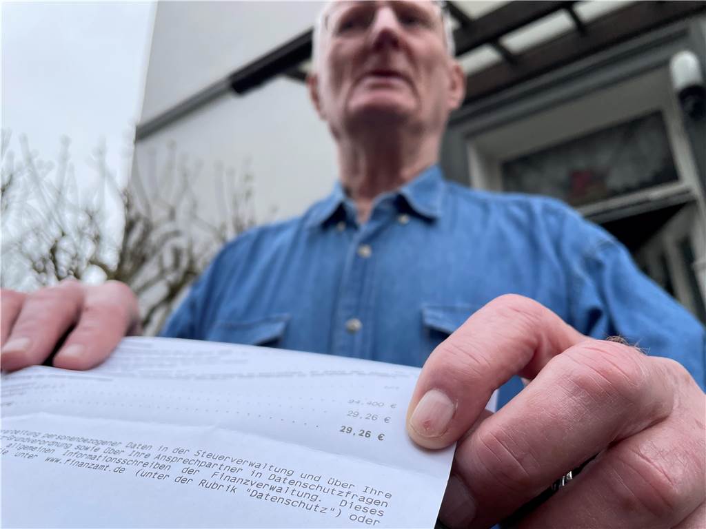 Mega-Mission für die B-Bande: Verwaltungs-Quartett löst Grundsteuer-Rätsel Albert Gottwald hat einen neuen Steuermessbetrag von 29,26 Euro statt knapp über 17 Euro. Das ist eine saftige Erhöhung. Bei gleichbleibendem Hebesatz steigen seine Kosten ab 2025.