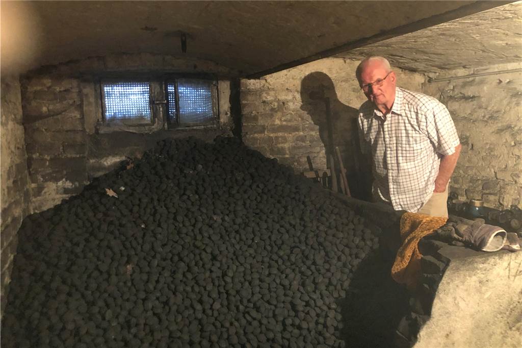 Castrop-Rauxeler sauer über teure Kohle: „Fallen Sie nicht vom Stuhl“ Albert Gottwald in seinem Kohlenkeller. Zurzeit lagert hier rund eine Tonne Steinkohle.