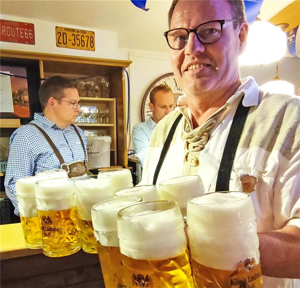 Heeker feiern zünftiges Oktoberfest nach langer Durststrecke Albert Niehoff bewies, dass er mehr als eine halbe Maß tragen konnte.