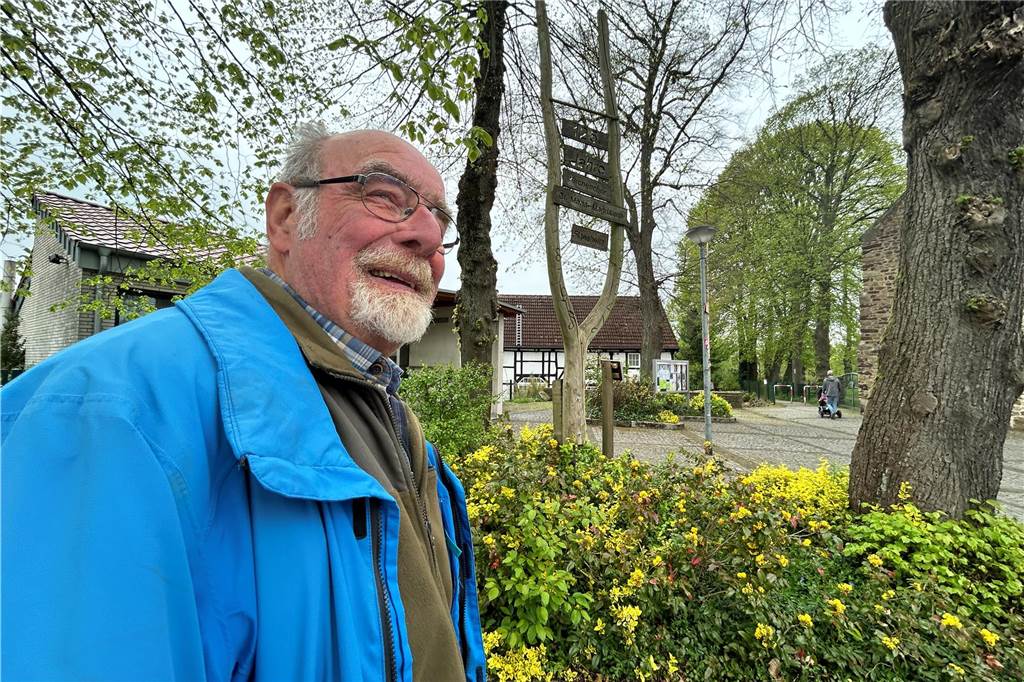 „Wie war es denn früher so an Ostern, Herr Rusche?“ Albert Rusche vor einer Holzskulptur