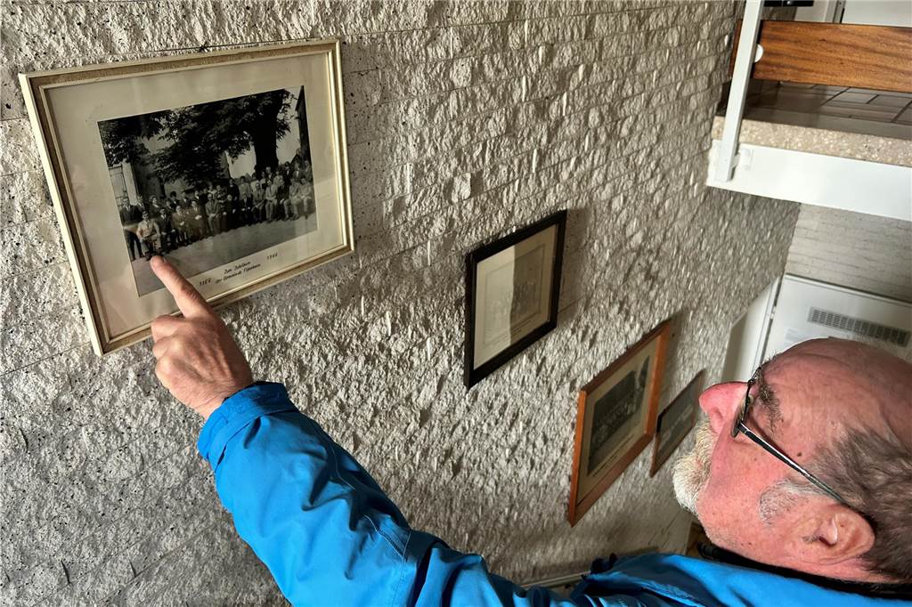 „Wie war es denn früher so an Ostern, Herr Rusche?“ Albert Rusche zeigt auf ein Foto, das an einer Wand hängt.