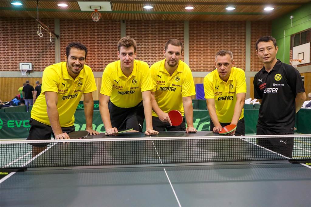 Kein Tischtennis-Zweitligateam will in die Bundesliga aufsteigen - auch nicht der BVB Alberto Mino (v.l.), Erik Bottroff, Krisztian Nagy, Evgeny Fadeev und Trainer Wencheng Qi spielen eine starke Saison mit dem BVB - und können sich trotzdem nicht mit dem Aufstieg belohnen.
