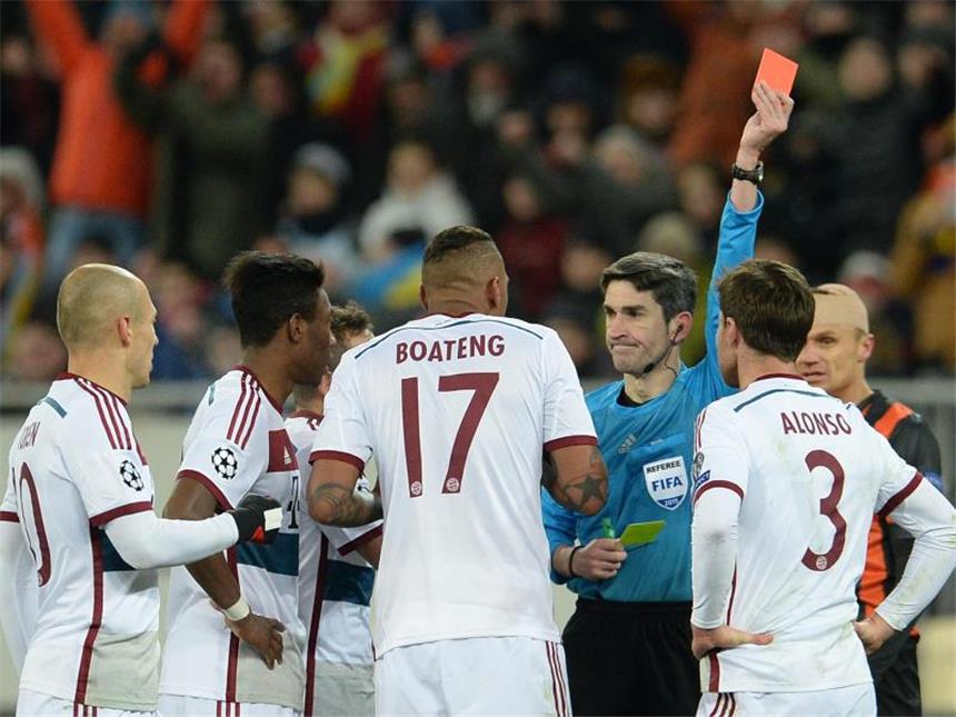 Zehn Bayern erhalten sich mit 0:0 Viertelfinal-Chance Alberto Undiano Mallenco zeigt Xabi Alonso die Gelb-Rote Karte. Foto: Andreas Gebert