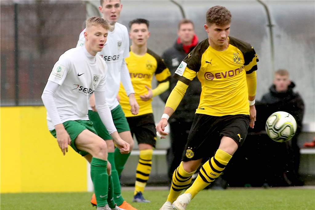 TuS Bövinghausen holt Spieler, der mit dem BVB in die Dritte Liga aufgestiegen ist Albin Thaqi (r.) spielt jetzt für den TuS Bövinghausen.