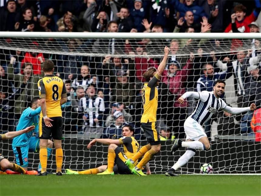 Remis im Topspiel - Wenger droht der Totalschaden Albions Hal Robson-Kanu (r) jubelt in West Bromwich über sein Tor zum 2:1 gegen den FC Arsenal. Foto: Nick Potts