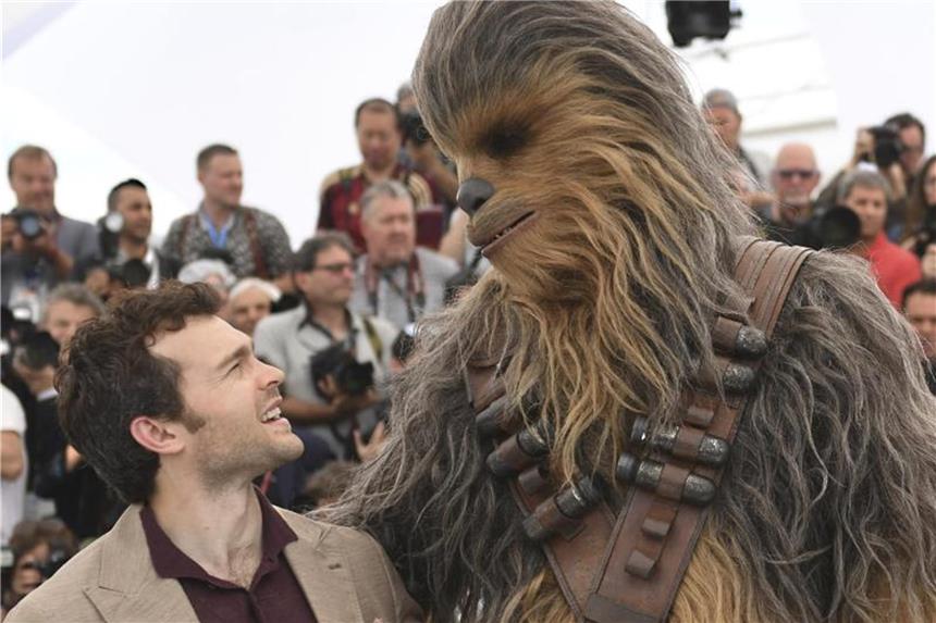 Alden Ehrenreich alias Han Solo mit seinem Kumpel Chewbacca in Cannes. Foto: Joel C Ryan/Invision/AP