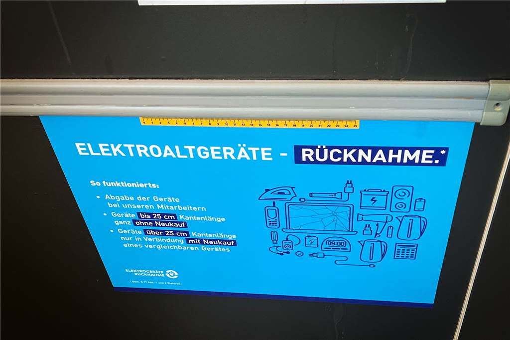 Elektrogeräte im Supermarkt abgeben: Wie funktioniert das in Dorsten? Aldi weist mit Aufklebern auf die neue Rückgaberegelung hin. Zu finden sind diese Schilder auch in Dorstener Filialen.